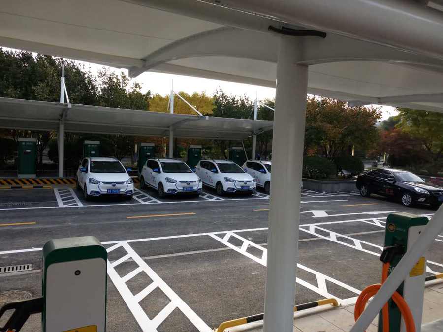 七字型的汽車停車棚，也是汽車蓬里，使用比較多的一款造型