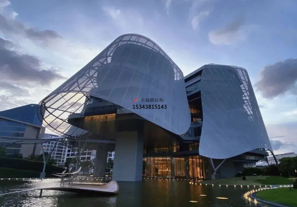 優(yōu)雅而懸浮，PTFE膜結(jié)構(gòu)外立面建筑